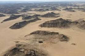 بئر برهوت الذي يقع في حضرموت باليمن من أكثر الآبار غرابة على وجه الأرض. Lvoyaf63s 9aum