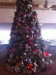 Peanuts Christmas Tree Decorated By Hallmark Impressive But I Like Mine Better O Peanuts Christmas Tree Snoopy Christmas Christmas Decorations