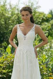 Mit einem unserer lieblinge der gattung brautkleid schlicht sind dir schlichtweg fast keine grenzen hochzeitskleid eng schlicht. Pin Auf Brautkleider A Linie
