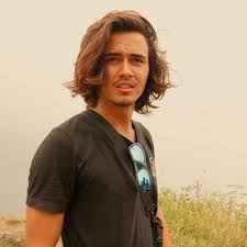 Berani buat ngasih perawatan ekstra buat rambutnya. Tampilan Rambut Gondrong Khas Ala Mahasiswa Decode