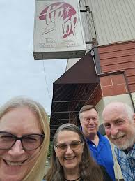 This West Michigan Bar Shines With Christmas Spirit ***🎅⛄️🎁  awesomemitten.com/christmas-broadway-bar-grand-rapids