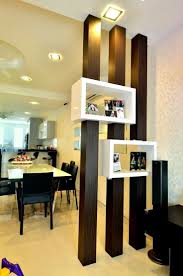 Raumteiler Holzbalken Dunkles Regal Weisse Kuche Wohnzimmer Dunkles Holzbalken Deckengestaltung Wohnzimmer Moderne Wohnzimmergestaltung Haus Innenarchitektur