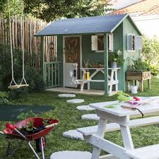 Cette Maisonnette En Pin Fera Le Bonheur Des Enfants Composee D Un Portillon De 2 Fenetres Avec Volets E Maisonnette En Bois Cabane Jardin Cabane Bois Enfant