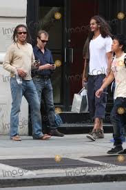 Commetn insérer une image par admin lun 26 fév 2018 12:06 grandes cultures; Photos And Pictures Yannick Noah Family1785 Jpg Nyc 05 16 10 Yannick Noah With Wife Isabelle Camus And Son Joalukas 6 Years Old Shopping In Soho And Then Meeting Up With His Older Son