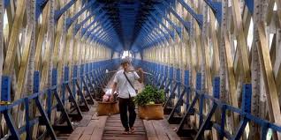 Jembatan kayu terpanjang di dunia. Satu Satunya Di Indonesia Ini 6 Fakta Jembatan Cirahong Yang Jadi Jalur Multifungsi Merdeka Com