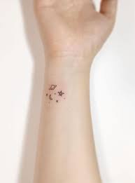Kleine Tattoo Motive Handgelenk Sterne Mond Planeten Beautytatoos Tattoo Muster In 2020 Tattoo Designs Wrist Tattoos For Women Small Mini Tattoos