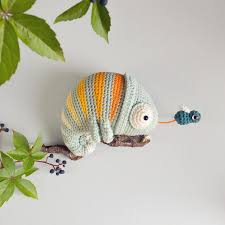 Este patrón de bebe amigurumi es muy fácil de hacer, solo necesitaras, lanas de colores, aguja de crochet y guata para el relleno. Patrones De Camaleon Donpatron