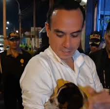 Último || tras un recorrido el Presidente Jerí, se encontró con cachorros  abandonados, sin pensarlo mucho se acercó a ellos y adopto a tres perritos,  los cuales recibieron atención de una Médico