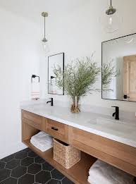 White Oak Bathroom Vanity This Bathroom Features A Custom White Oak Vanity With No Stain Just Idee Salle De Bain Deco Salle De Bain Decoration Salle De Bain