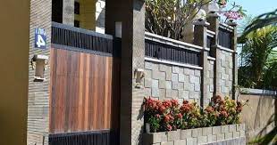 Pagar kayu rumah minimalis ini terlihat menarik, terdapat bagian pagar yang disusun oleh kayu vertikal dan bagian lain disusun oleh kayu horizontal. Model Pagar Tembok Rumah Minimalis Terbaru House Gate Design Minimalist Home Decor Exterior Design