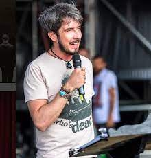 Paolo ruffini con la compagnia mayor von frinzius il 3 marzo a milano. Paolo Ruffini Eta Altezza Peso Moglie E Figli Caffeina Magazine