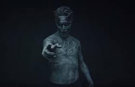 Principal (guitarra y guitarra eléctrica) tono: Twisted Music Video Of The Week Vol 204 Panic At The Disco Emperor S New Clothes Bloody Disgusting