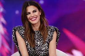 Con il suo nuovo taglio corto, l'attrice neo sposa, non può che ricevere complimenti. Il Taglio Scalato Di Bianca Guaccero E Tendenza Estate 2020
