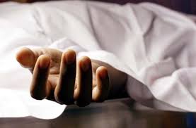 खेत में पेड़ लगाने को लेकर हुआ विवाद, दबंगों ने बुर्जुग महिला को जमकर पीटा;  हुई मौत - there was a dispute over planting trees-mobile