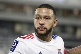 D'abord en le prenant à contrepied puis en frappant en force dans l'axe avec l'aide de la barre transversale. Memphis Depay Ol S Attend A De Nouvelles Sollicitations Lors Du Mercato Hivernal L Equipe