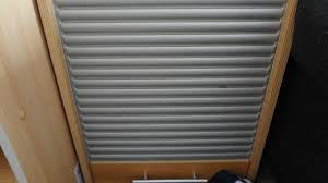 Schrank mit wenigstens einem korpus und mit wenigstens einem aus relativ zueinander bewegbaren segmenten aufgebauten rollo, das zwischen einer offenen position und einer geschlossenen position verschiebbar ist und das in seiner geschlossenen position wenigstens eine seite, vorzugsweise die frontseite des korpus verschließt, dadurch gekennzeichnet, dass wenigstens ein erstes mittel. Ture Als Rollo Boote Forum De Das Forum Rund Um Boote