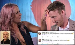 Singles, die im first dates hotel einchecken, erwartet ein romantisches blind date in einer außergewöhnlichen location in europa. Bald First Dates Hotel Hopeful Who Admitted He Was Wearing A Wig During Dinner Daily Mail Online