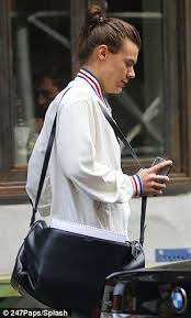 The 1d lothario is reportedly dating leggy vs supermodel sara sampaio, and surprise surprise, she's a stunner. One Direction S Harry Styles Gets Close With Victoria S Secret Angel Sara Sampaio Daily Mail Online