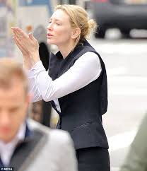 Cate Blanchett Blows A Kiss To Husband Andrew Upton In New York Pda Cate Blanchett Best Female Actors Andrew Upton