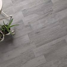 Oltre che nei classici beige e marroni, il gres porcellanato e la ceramica effetto legno sono proposti da ragno anche in bianco, nero, grigio e rosso. Gres Effetto Legno R11 Antiscivolo Per Esterni Effetto Legno Gres Porcellanato Prodotti Ceramiche Artistiche Bertolani Srl