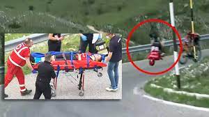 We did not find results for: Giro D Italia Matej Mohoric Meldet Sich Nach Furchterlichem Salto Sturz Ich Hatte Grosses Gluck Eurosport
