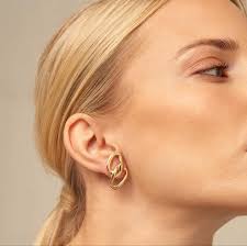 New unde50!♥️ Elevate your look with the newest earring designs from  Unde50. Crafted with precision and a contemporary edge, these pieces  combine timeless elegance with modern style! Perfect for both everyday wear