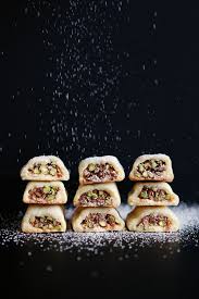 Sables Mit Einer Fullung Aus Feigen Und Pistazien French Cookies Arabic Sweets Arabic Sweets Recipes