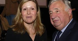 Krisis Politik: Emmanuel Macron Menerima Presiden Dua Chambers Yaël  Braun-Pivet dan Gérard Larcher pada Selasa sore, menurut rombongannya