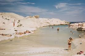 Επιλέξτε τις νότιες παραλίες της μήλου όταν κύριο χαρακτηριστικό της ανατολικής ακτογραμμής της μήλου οι παραλίες με βότσαλο και οι μικροί. Mhlos Mhlos Paralies Faghto Drasthriothtes Page 3 Travelstories