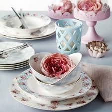 6 adet servis tabağı, 6 adet çukur yemek tabağı, 6 adet pasta tabağı, 6 adet komposto kasesi. Pierre Cardin Camellia 24 Parca Yemek Takimi