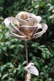 rose metal rose recyclee en metal sculpture en metal rose art de jardin en metal art sur metal sculpture en metal