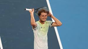 The german won the gold medal in the olympic games singles on sunday, beating the russian competing under the neutral banner karen khachanov at the end of a tennis tournament marked by the disillusionment of the big favorites. Ms4w7piyxgwddm
