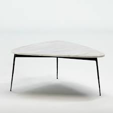 Elegance rétro audacieuse et affirmée, cette jolie table basse se fera remarquer dans votre salon. Thai Mobilier Table Basse Marbre Blanc Et Pieds Metal Noir 84 Cm Lestendances Fr