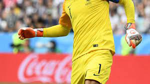 Cristiano ronaldo s'est chargé de convertir le penalty obtenu par danilo, violement heurté par hugo lloris. Courtois Oder Lloris Nur Einer Kann Gewinnen Fussball