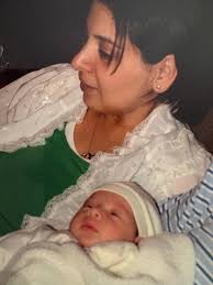 tbt Doğum yaptıktan 1 ay sonra. Yaşaması çok zor, ama çelişkilerle dolu  olsa da çok güzel bir dönem. Bir kadının kendi olmaktan başka her şey  olduğu dönem. Hep söylüyorum, bu dönem kadının