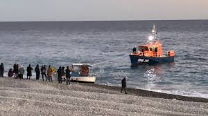 Sauveteur secouriste du travail, sauveteuse secouriste du travail nm, nf. Un Petit Bateau S Echoue Sur La Promenade Des Anglais Avant De Couler Au Large