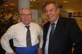 Dabei verletzten ihn die beiden. Grosses Engagement Von Prominenten Bei Der Chrisstollenaktion Der Burgerhilfe Gerresheim Am 1 12 2011 In Der Deutschen Bank Dusseldorf