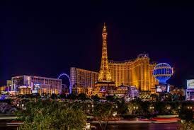 As its name suggests, its theme is the city of paris in france; Eiffelturm Las Vegas Usa Foto Bild Shopping Nachtaufnahme Turm Bilder Auf Fotocommunity