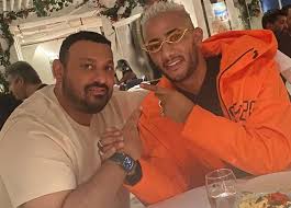 محمد رمضان، فنان مصري مشهور في مجال الفن والتمثيل، كان في بداية مسيرته الفنية كممثل مسرحي، لكنه تولى لاحقًا أدوارًا قيادية في الأفلام والمسلسلات، وسيطر على معظم. Ø´Ø§Ù‡Ø¯ Ø¹Ø¯Ø© ØµÙˆØ± Ø£ÙˆÙ„ Ø¸Ù‡ÙˆØ± Ù„Ù„Ø´Ø§Ø¨ÙŠÙ† Ø§Ø¯Ù… ÙˆØ³Ø§Ù…ÙŠ Ø£Ø¨Ù†Ø§Ø¡ Ø§Ù„Ù…Ù„Ø§ÙƒÙ… Ø§Ù„ÙŠÙ…Ù†ÙŠ Ø§Ù„Ø¹Ø§Ù„Ù…ÙŠ Ù†Ø³ÙŠÙ… Ø­Ù…ÙŠØ¯ Ø¨Ø±ÙÙ‚Ø© Ø§Ù„ÙÙ†Ø§Ù† Ø§Ù„Ù…ØµØ±ÙŠ Ù…Ø­Ù…Ø¯ Ø±Ù…Ø¶Ø§Ù† ØªÙØ§ØµÙŠÙ„ Ø£Ø®Ø¨Ø§Ø± Ø§Ù„Ø¹Ø±Ø¨