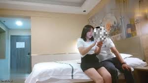 在线播放- 探花大神老王冒充出差客酒店约炮，同小区少妇胸大奶头坚挺，水还挺大对白有趣- KanAV-免费高清中文AV在线看