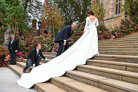 Wer meghan markles hochzeitskleid entworfen hat, ist streng geheim. Prinzessin Eugenie Heiratete In Kleid Von Austro Designer Pilotto Konigshauser Derstandard At Panorama
