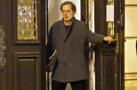 Řidiče pávka si měl původně zahrát petr nárožný, ale menzel trval na slovenském herci. Pamatujete Na Zootechnika Z Filmu Vesnicko Ma Strediskova Takhle Dnes Vypada Nejtajemnejsi Cesky Herec Jan Hartl Super Cz