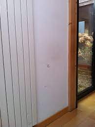 Appliquez la peinture par surfaces d'1m² environ pour éviter les traces de reprise. Comment Cacher Un Defaut Sur Un Mur Decore La Vie