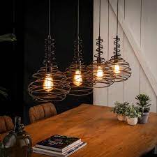 De bedoeling van een eettafel hanglamp is dat het een blikvanger wordt in huis. Industriele Hanglamp Industriele Hanglampen Hanglamp Eettafel Verlichting
