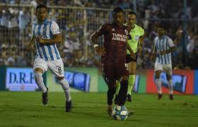 River y boca volverán a coincidir este fin de semana en la definición de la superliga argentina, en la que los 'millonarios' llegan con ventaja mínima en busca de su primer título de liga en el exitoso ciclo del dt marcelo gallardo. River Plate Igualo 1 1 Con Atletico Tucuman Y Dejo Escapar El Titulo De La Superliga