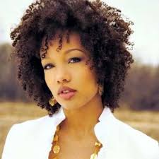 Kvinnor med naturliga hår bör prova dessa 17 stilar...