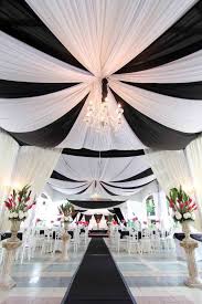 Decoration de table dorée avec assiettes de présentation or cadre doré original pour nom ou numéro de table decor de salle dorée pour fete ou. Decoration Salle De Mariage En Blanc Et Noir Http Www Mariageenvogue Fr Decoration De Salle De Mariage Deco Mariage Noir