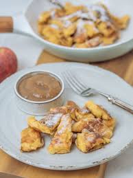 Osterreichischer Kaiserschmarrn Mit Apfelmus Schnell Und Ohne Eischnee Lykke Life Kaiserschmarrn Rezept Rezepte Kaiserschmarrn