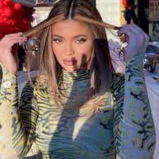 Les Deux Meches Blondes Devant La Tendance Coloration De 2020 Livealike Meches Blondes Coiffure Des Annees 90 Cheveux Bicolores