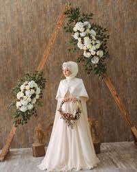 Sade Ve Asil Gelinlik Modelleri Kadinev Com Dugun Giysileri Gelinlik Nedime Giysileri